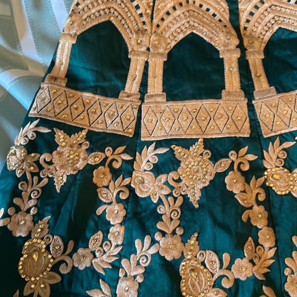 Indian girls dress Indian size 28 wore once for few hours in wedding - Picture 5 of 6